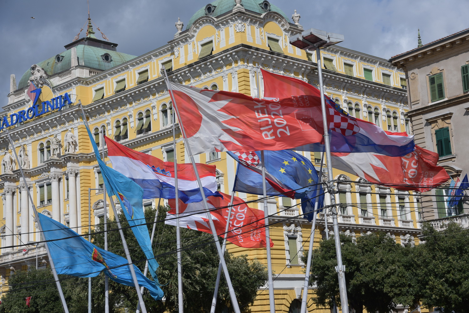 Rijeka fotografija kuće i zastave