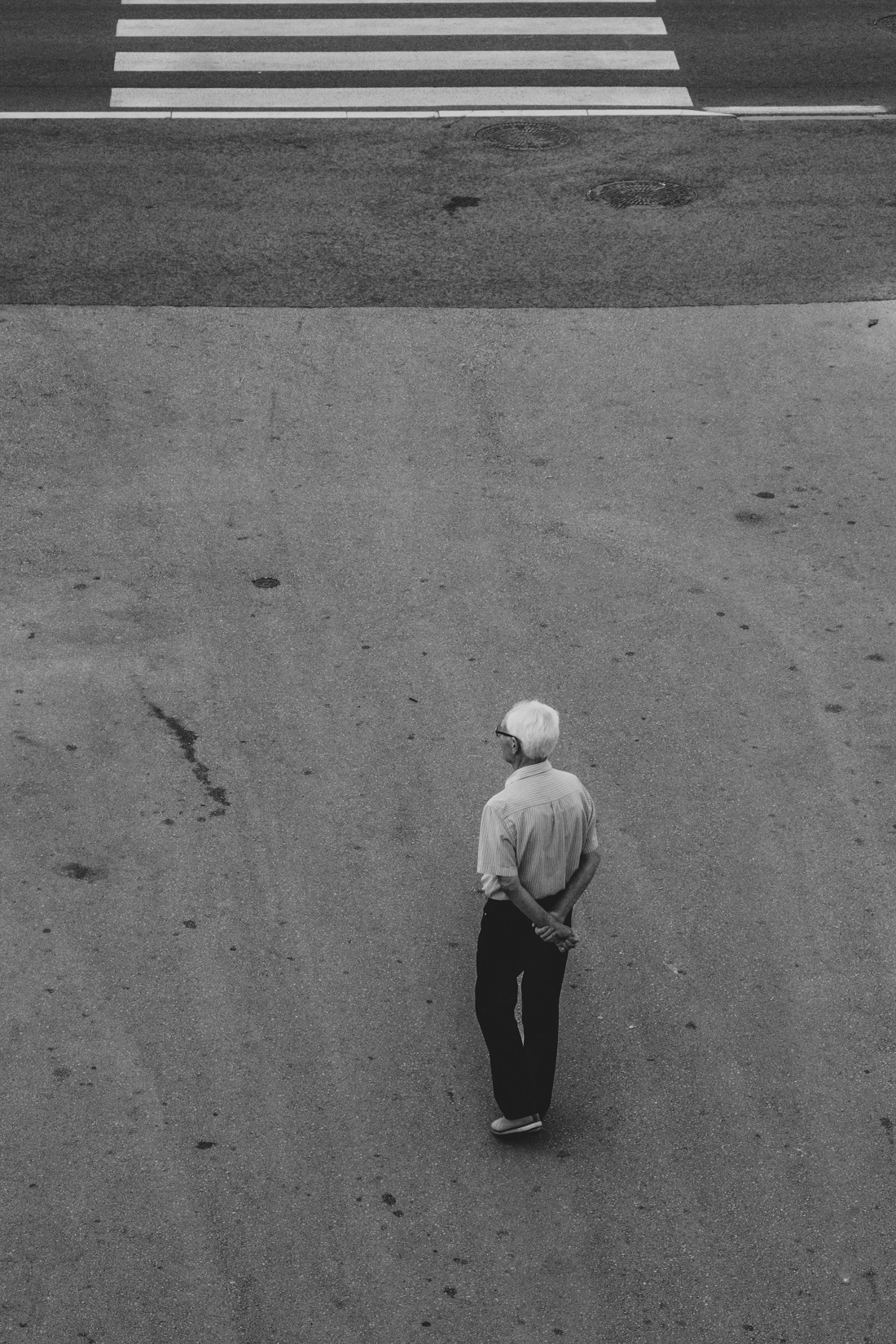 Slika starog čovjek na ulici